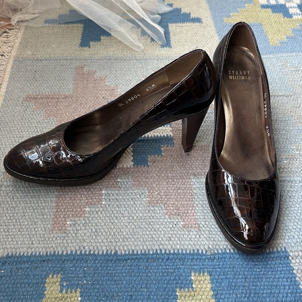Stuart Weitzman Dark Brown Croc-Pattern Heels - size 6.5
